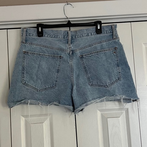 MADEWELL Women's Light Wash Mom Jean Distressed Denim Shorts ~ Ladies Size 32 - Picture 2 of 6
